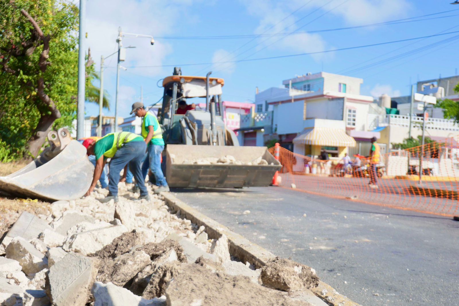 Atenea construye nuevas guarniciones y banquetas en Isla Mujeres